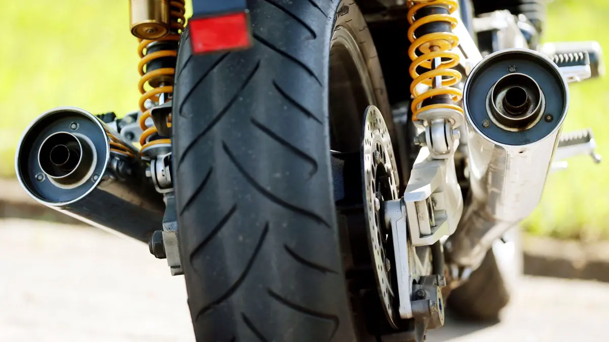 ARCHIV - 18.05.2014, Nordrhein-Westfalen, Schleiden: Ein Motorrad-Auspuff, fotografiert in der Nähe von Schleiden in der Eifel. Im Kampf gegen den sommerlichen Motorradlärm können die Kommunen wirkungsvolle «Daumenschrauben» einsetzen. Darauf hat die nordrhein-westfälische Landesregierung in einer am Mittwoch veröffentlichten Antwort auf eine Anfrage aus der Grünen-Landtagsfraktion hingewiesen. Foto: Oliver Berg/dpa +++ dpa-Bildfunk +++
