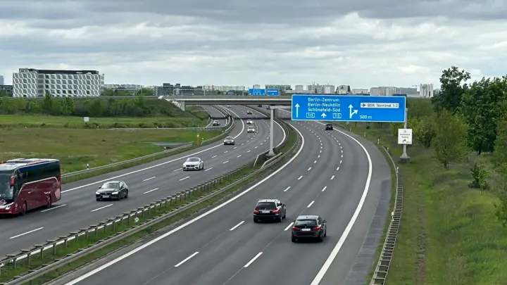 Erneut Sperrung der Autobahn am Flughafen BER