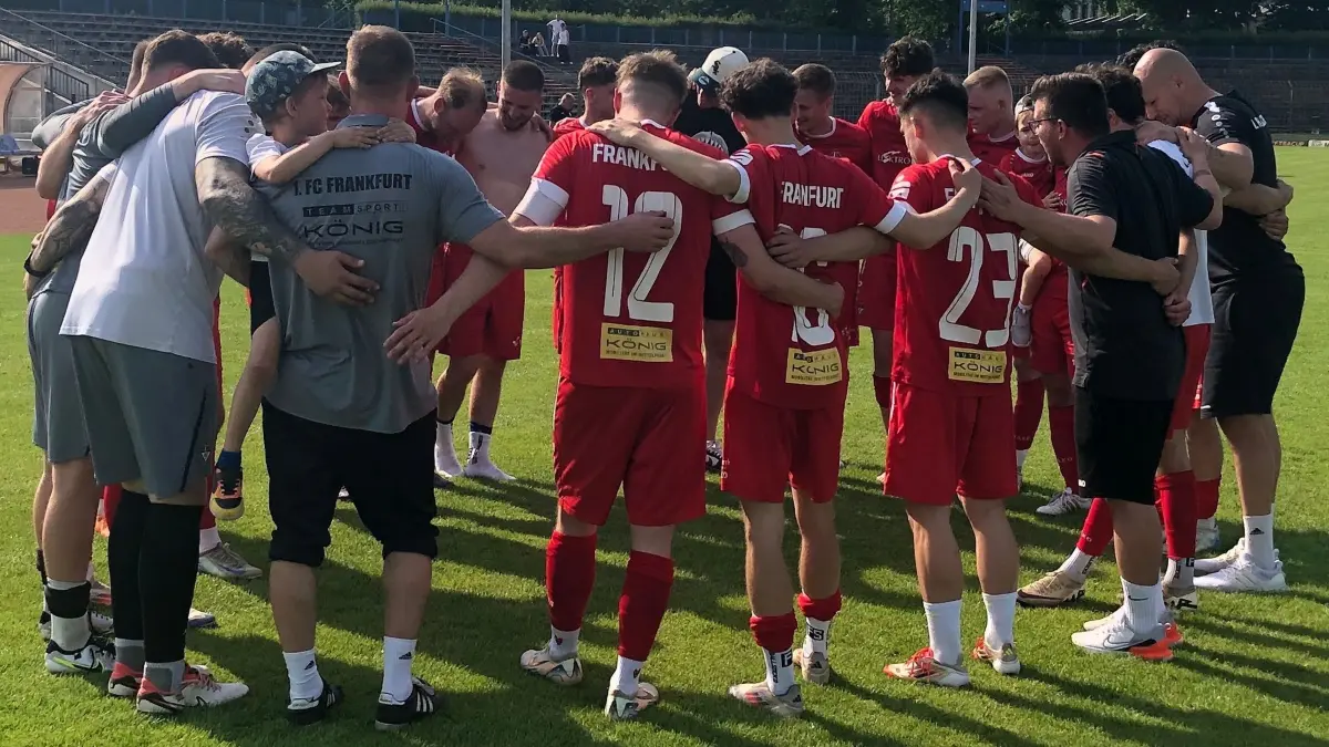 Das Team des 1. FC Frankfurt steht nach dem Sieg im Spitzenspiel der Fußball-Brandenburgliga gegen Blau-Weiß Petershagen-Eggersdorf im Kreis zusammen. Der Vizemeister 2024 hat die Hoffnung auf den Meistertitel noch nicht aufgegeben.