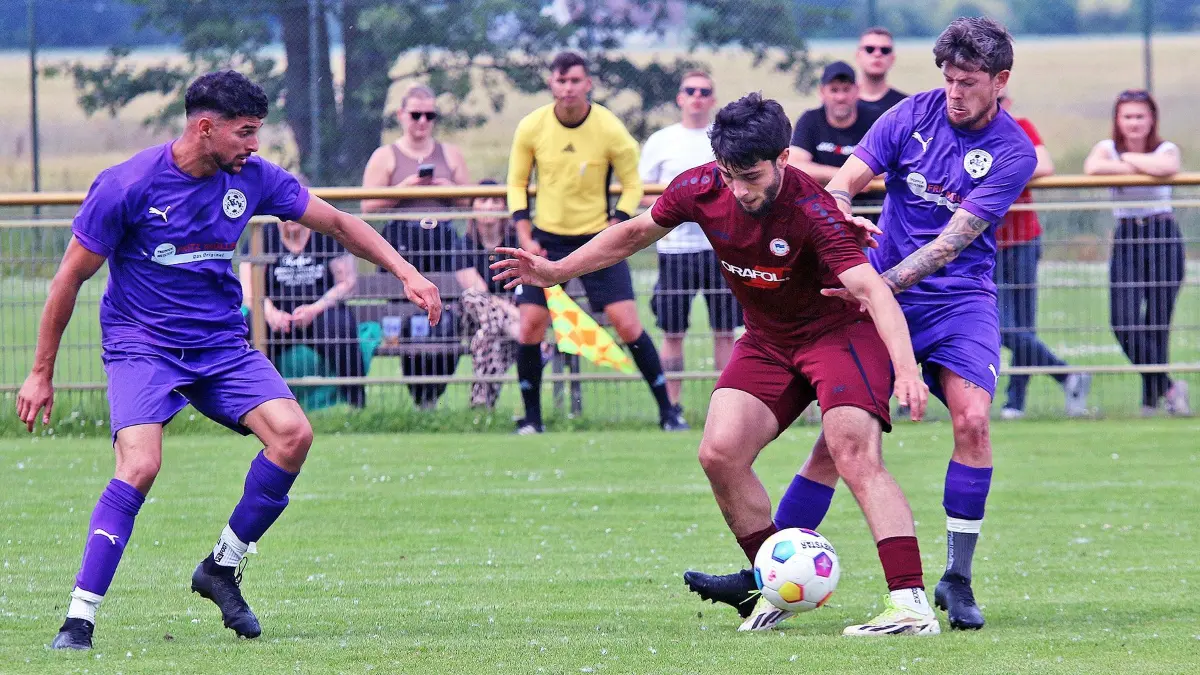 Auf dem Weg zum Tor: Abdul-Hamid Saadaev (in Rot) spielt weiterhin sehr auffällig. Das packende Derby zwischen Altlüdersdorf und Oranienburg ist erst nach mehr als 100 Minuten vorbei.