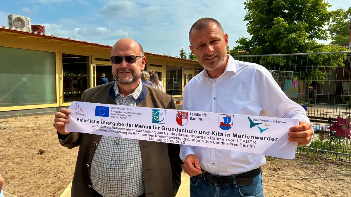 Behalten einen Teil des Bandes: Vizelandrat Holger Lampe (l.) und Amtsdirektor André Nedlin.