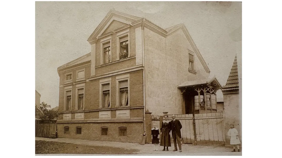 Germendorf, Oranienburg: Das „Wackrow-Haus“ im Jahr 1919erbaut 1897 in der Germendorfer DorfstraßeAuf dem Foto: Fritz und Emma Wackrow mit der Enkeltochter der Familie Holz, die oben aus dem Fenster schaut (die waren dort Mieter)