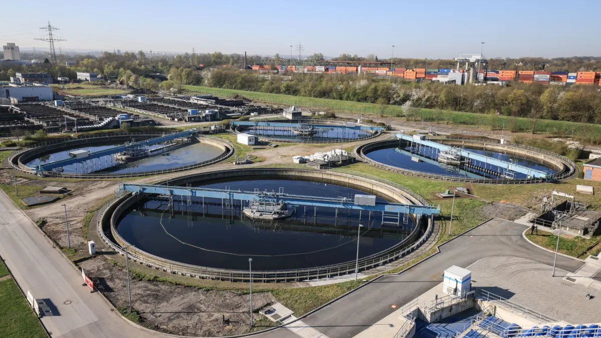 Kläranlage mit vierter Reinigungsstufe: ARCHIV - 04.04.2025, Nordrhein-Westfalen, Dortmund: Klärbecken auf dem Gelände der Kläranlage der Emschergenossenschaft in Dortmund. Die Kläranlage ist mit einer großen Tuchfiltrationsanlage aufgerüstet worden. Kleinste Mikroverunreinigungen wie Medikamentenrückstände oder Industriechemikalien könnten fast ganz eliminiert werden. (zu dpa: «Experte: Weitere Reinigungsstufe bei Kläranlagen wichtig») Foto: Oliver Berg/dpa +++ dpa-Bildfunk +++