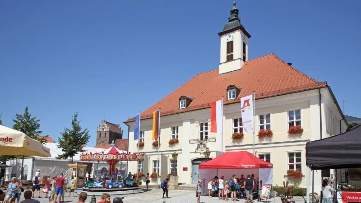 Das historische Rathaus auf dem Marktplatz Angermünde bietet die stilvolle Kulisse für eine Mega-Party zum diesjährigen Stadtfest 2025. In der gesamten Altstadt gibt es Programm für Jung und Alt.