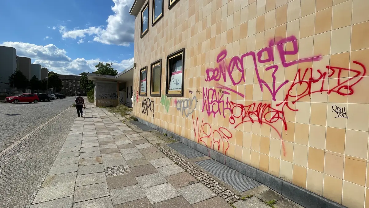 Viele Fassaden, wie hier in der Lindenallee 13 bis 15, sind von Graffiti-Schmierereien betroffen. Eine Video-Überwachung soll das Problem eindämmern.