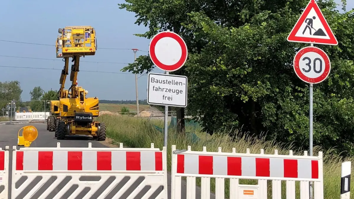 Gesperrt: Auf der Ortsverbindungsstraße zwischen Kerkow und Görlsdorf bei Angermünde ist kein Durchkommen. Der Bahnübergang ist voll gesperrt. Die Bauarbeiten verzögern sich.