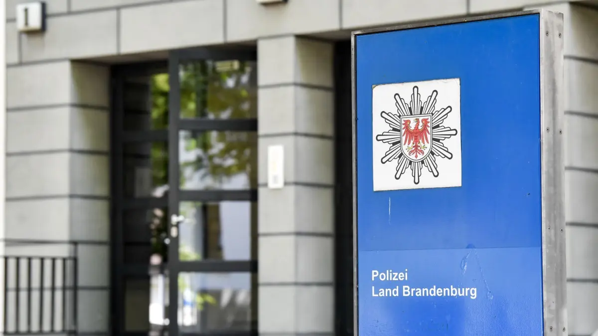 Landeskriminalamt Brandenburg: ARCHIV - 06.07.2020, Brandenburg, Eberswalde: Ein Schild weist auf dem Gelände vom Landesbehördenzentrum auf die «Polizei Land Brandenburg» und das Landeskriminalamt hin. Das Landeskriminalamt Brandenburg prüft den Fall von rund 4400 Schuss verschwundener Munition für Sportschützen bei der Polizei. (zu dpa: «Personaldebatte bei Polizei - Abgeordnete planen LKA-Besuch») Foto: Jens Kalaene/dpa-Zentralbild/dpa +++ dpa-Bildfunk +++