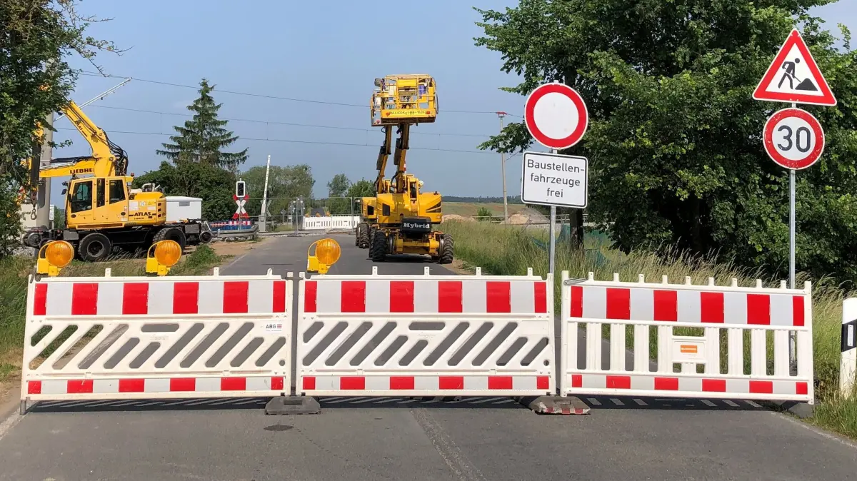 Gesperrt: Auf der Ortsverbindungsstraße zwischen Kerkow und Görlsdorf bei Angermünde ist kein Durchkommen. Der Bahnübergang ist voll gesperrt. Die Bauarbeiten verzögern sich.