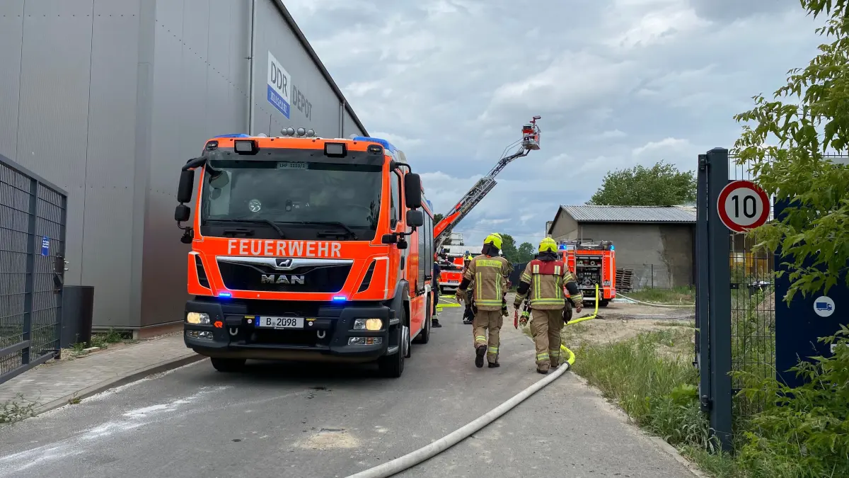 Die Feuerwehr befindet sich mit über 60 Einsatzkräften vor Ort im Einsatz.