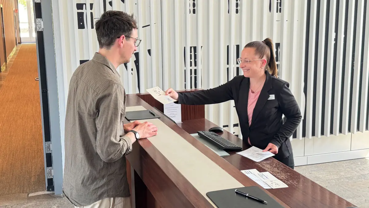 Schlosshotel Neuhardenberg: Cindy Mägdefrau begrüßt an der Rezeption einen Gast.