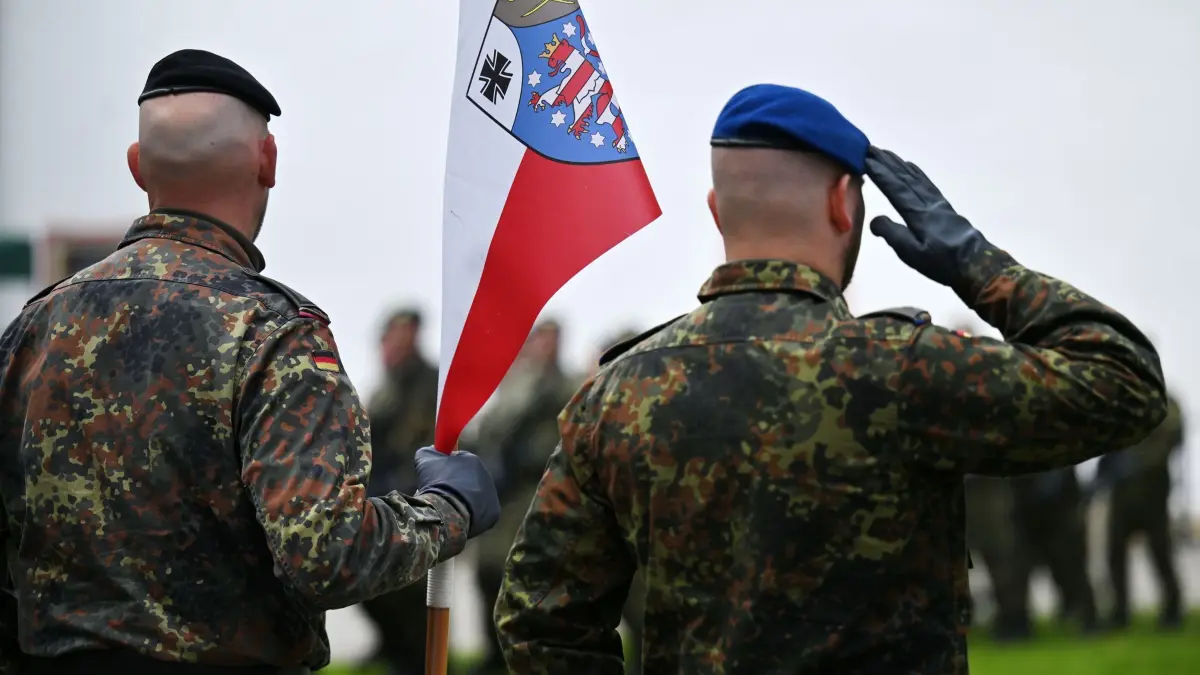Bundeswehr in Thüringen: ARCHIV - 08.05.2025, Thüringen, Ohrdruf: Soldaten sind angetreten beim ersten Appell mit Gelöbnis des Heimatschutzregiments 5 der Bundeswehr im Innenhof von Schloss Ehrenstein. (zu dpa: «Veteranentag: Veranstaltungen auch im Freistaat») Foto: Martin Schutt/dpa +++ dpa-Bildfunk +++