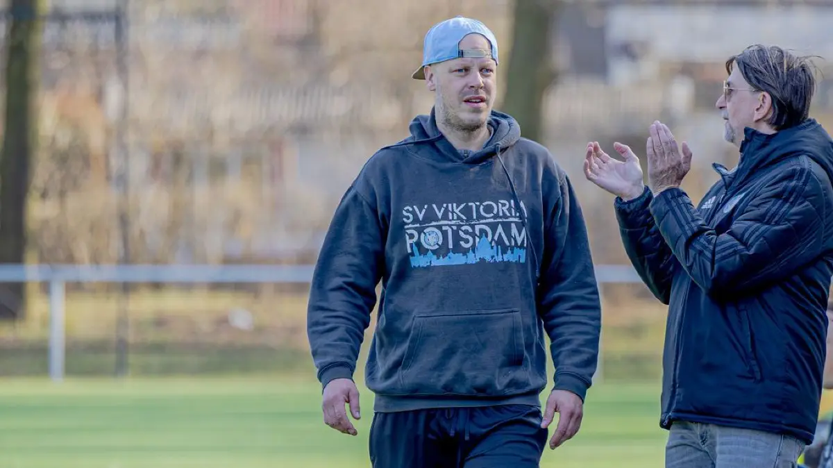 Viktoria Potsdam mit Trainer David Karaschewitz.