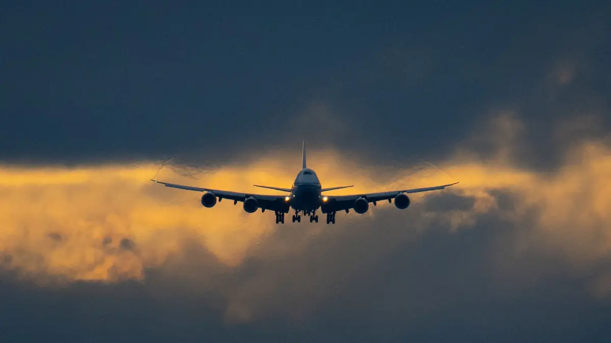 Eine Boeing 747 beim Landeflug. Der Tourismus in die USA ist laut Angaben der US-Regierung eingebrochen. Macht sich dies am Flughafen Berlin-Brandenburg bemerkbar?