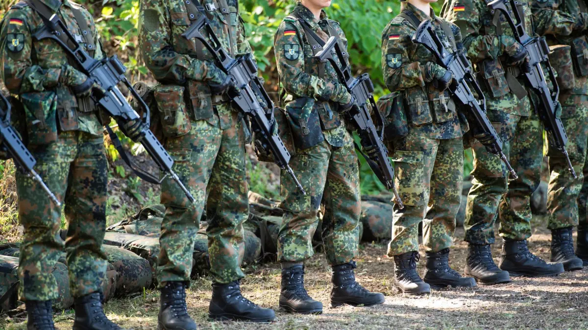 ARCHIV - 24.07.2019, Niedersachsen, Celle: Soldaten stehen beim Besuch der damaligen Bundesverteidigungsministerin Kramp-Karrenbauer, des Feldwebel-/Unteroffizieranwa·rterbataillon 2 bei einer Übung mit G36 Gewehren. Zur Abschreckung Russlands will Deutschland künftig 35 000 Soldaten in sehr hoher Bereitschaft halten. Es gehe darum, die neuen Verteidigungspläne der Nato mit konkreten Kräften zu hinterlegen, erklärte Verteidigungsminister Pistorius am Donnerstag am Rande eines Nato-Treffens in Brüssel. Foto: Christophe Gateau/dpa +++ dpa-Bildfunk +++