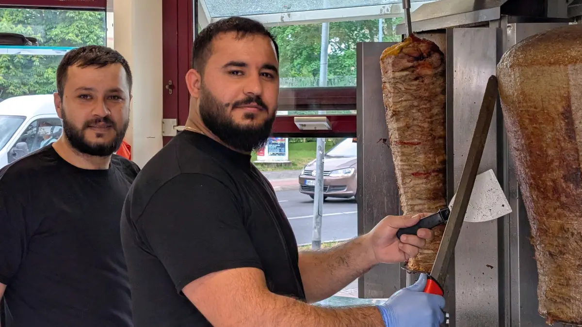 Tamo Omar (li.) und Muhammad Muslim im neuen Imbiss Döner-Sonne 21. Ein Eröffnungsangebot soll Kunden in den Laden locke.