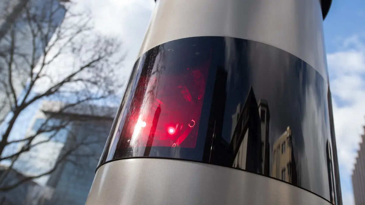 ARCHIV - 07.02.2022, Hessen, Frankfurt/Main: SYMBOLDBILD - Eine stationäre GeschwindigkeitsmeÃanlage in Frankfurt am Main. (zu dpa: «Autofahrerin prallt gegen Blitzer - Hoher Sachschaden») Foto: Boris Roessler/dpa +++ dpa-Bildfunk +++