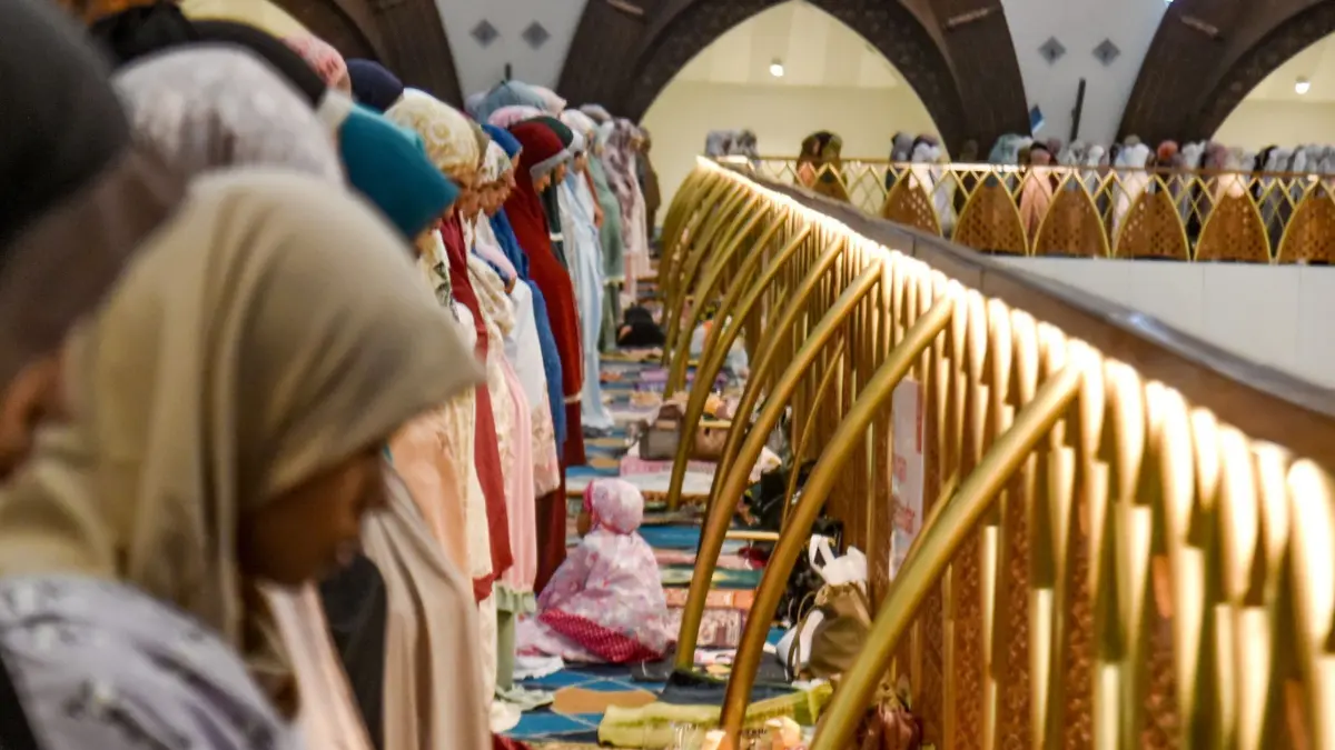 Indonesien feiert Opferfest Eid al-Adha: 06.06.2025, Indonesien, Bandung: Tausende indonesische Muslime verrichten das Eid al-Adha-Gebet in der Al Jabbar Grand Moschee in Bandung, Westjava. Foto: Dimas Rachmatsyah/ZUMA Press Wire/dpa +++ dpa-Bildfunk +++