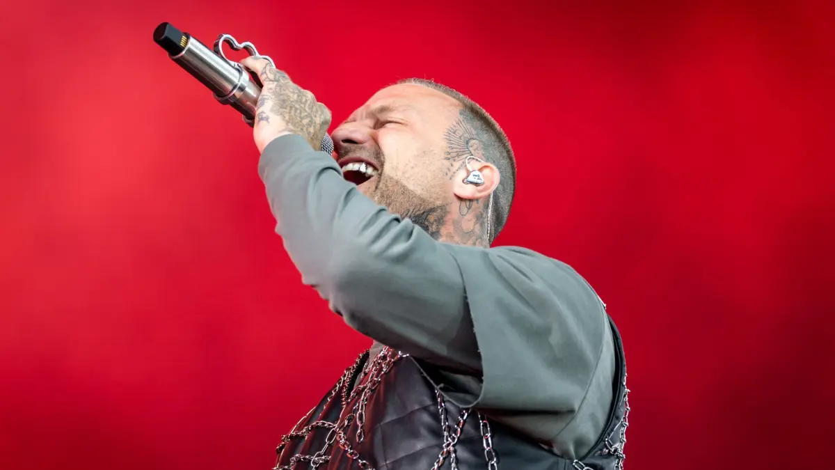 Start Open-Air-Festival „Rock im Park“: 06.06.2025, Bayern, Nürnberg: Der deutsche Rapper Kontra K (Maximilian Diehn) steht beim Open-Air-Festival «Rock im Park» auf der Bühne. Foto: Daniel Karmann/dpa +++ dpa-Bildfunk +++