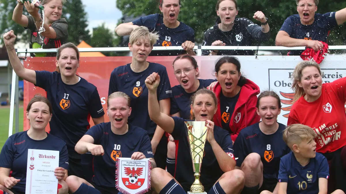 Kreispokal Finale bei der SG Leegebruch mit Falkenthaler Füchse gegen Lok Eberswalde 4:2 (2:2) vor 150 Zuschauern, Diana Reimann (Kapitän) mit Pokal, Kandidat Sportler der Woche