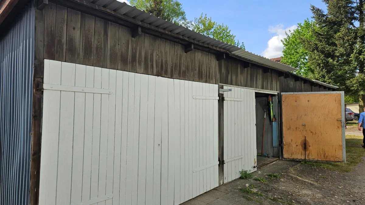 DDR Pachtgarage von Ilona Schwarz in Klosterfelde, die 90jährig ins Pflegeheim musste und nun nach Aufforderung der Gemeinde Wandlitz den Abriss der Pachtgarage bezahlen soll (etwa 3000 Euro)