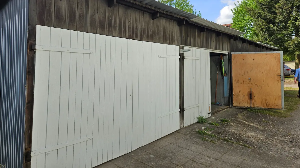 DDR Pachtgarage von Ilona Schwarz in Klosterfelde, die 90jährig ins Pflegeheim musste und nun nach Aufforderung der Gemeinde Wandlitz den Abriss der Pachtgarage bezahlen soll (etwa 3000 Euro)