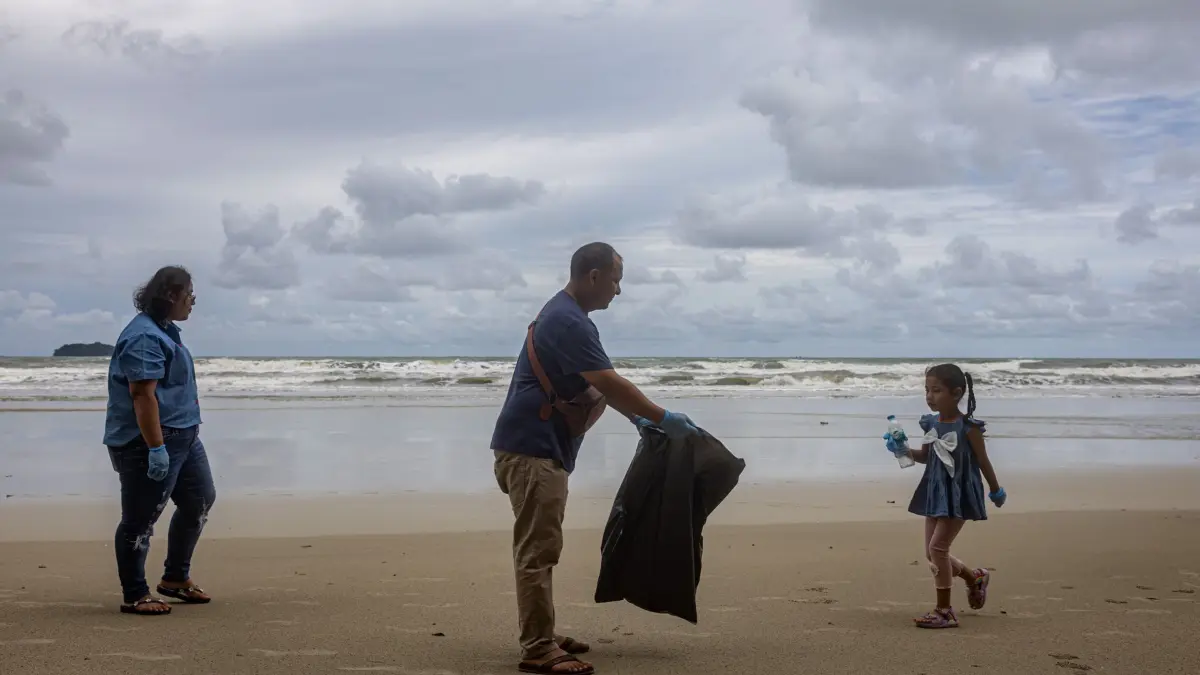 Weltozeantag - Freiwillige säubern Strand in Thailand: 08.06.2025, Thailand, Koh Chang: Freiwillige Helfer sammeln im Rahmen einer inselübergreifenden Initiative zum Weltozeantag Müll an einem Strand. Der Weltozeantag wird jedes Jahr am 8.Juni begangen. Foto: Andre Malerba/ZUMA Press Wire/dpa +++ dpa-Bildfunk +++