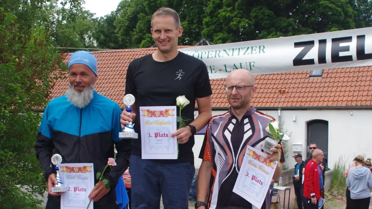 Leichathletik, Köpernitzer Seelauf am 7. Juni 2025, Podestplätze über den langen Kanten von 12 Kilometer, Kandidaten Sportler der Woche, René Korfmacher (Mitte), links Dirk Unger und Guido Stamer (rechts)