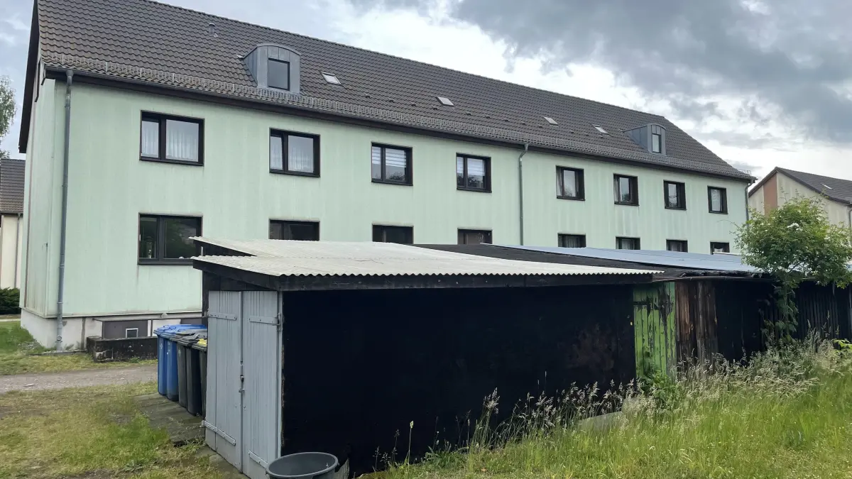 DDR Pachtgarage Schuppen soll auf Kosten der 90jährigen Mieterin abgerissen werden. Mieterin kam ins Pflegeheim.
