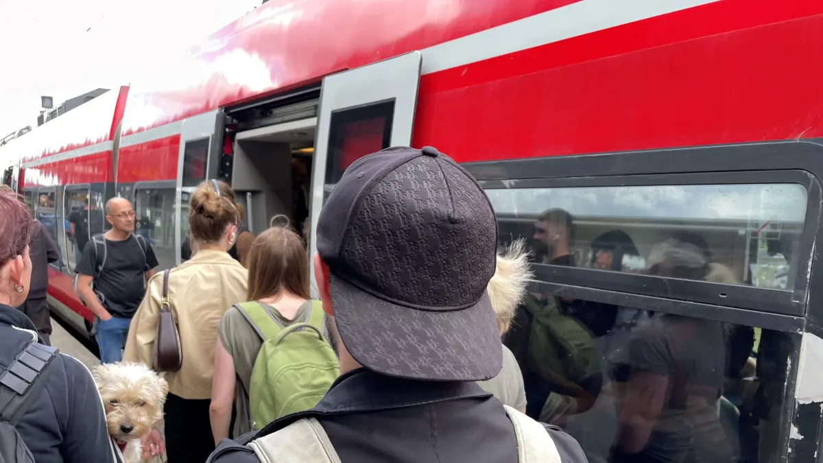 Bahnverkehr Richtung Ostsee an Pfingsten 2025, Reisende am vollen Bahnhof, Einsteigen in Züge RE 3, Bahnhof Bernau