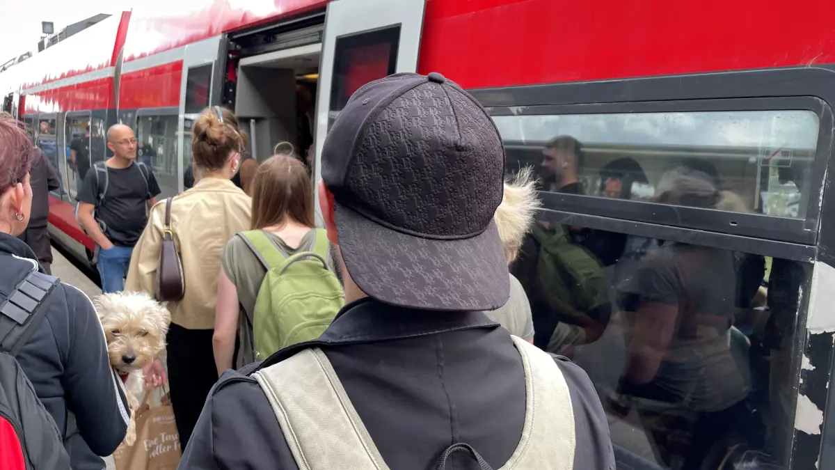 Bahnverkehr Richtung Ostsee an Pfingsten 2025, Reisende am vollen Bahnhof, Einsteigen in Züge RE 3, Bahnhof Bernau