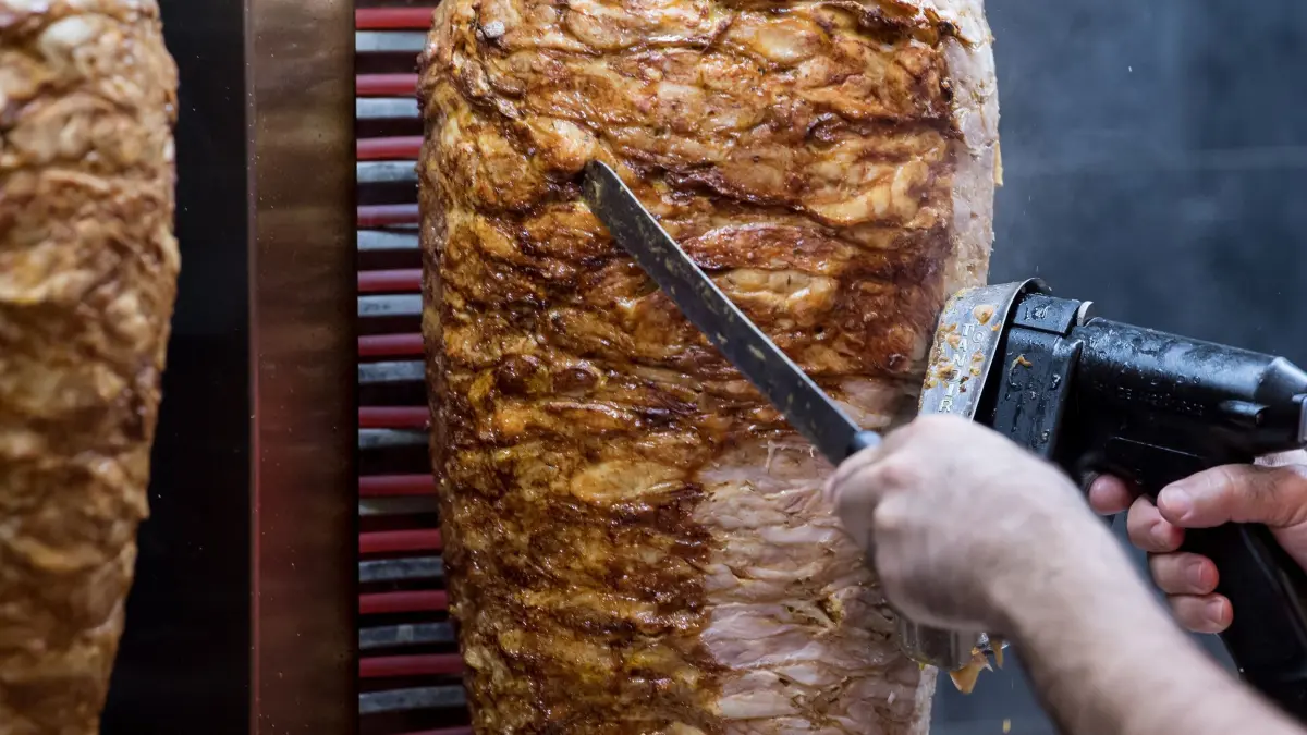 Döner: ARCHIV - 07.02.2019, Bayern, München: Dönerspieße drehen sich in einem Imbiss. (zu dpa: «Ministerium: Jeder dritte Döner in Wahrheit ein Drehspieß») Foto: Sven Hoppe/dpa +++ dpa-Bildfunk +++