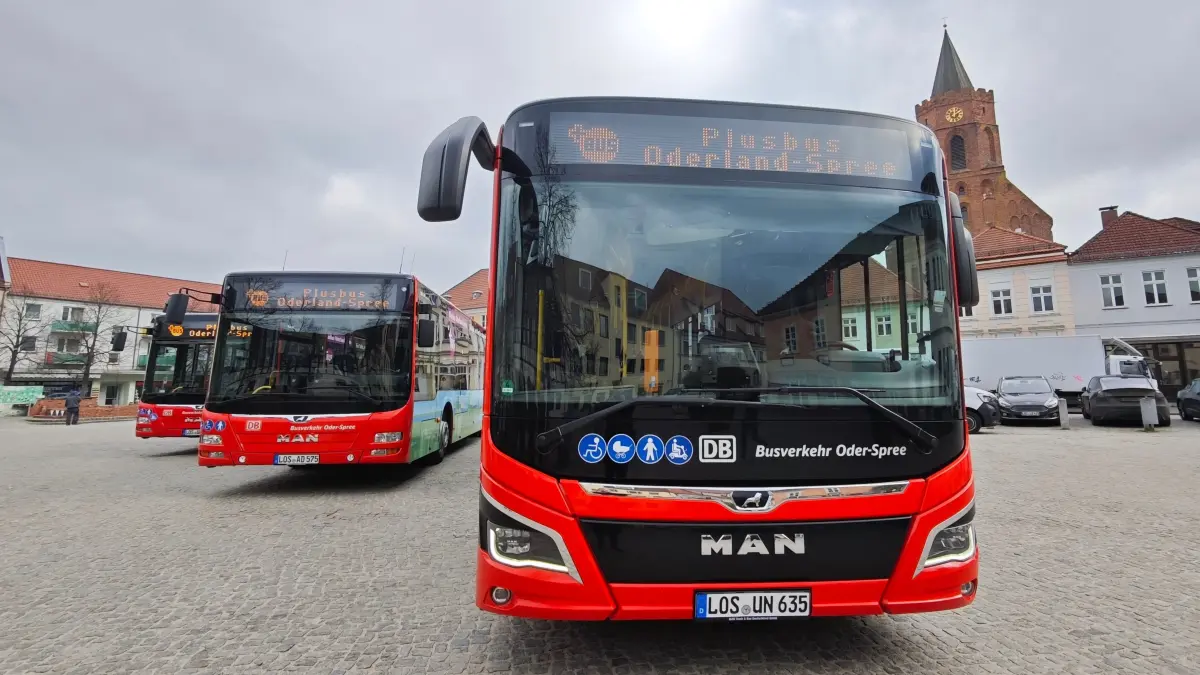 Busse der BOS GmbH in Beeskow anlässlich der Eröffnung der neuen Plusbuslinie nach Fürstenwalde. Im Schülerverkehr klagen Eltern auf den Linien 430, 456 und 462 unter anderem über Verspätungen.