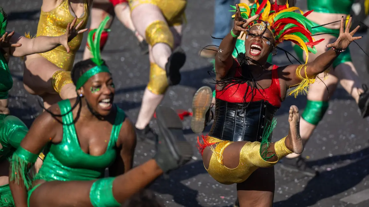 Mitglieder der Gruppe „Booty Therapy“ tanzen bei der Parade zum 26. Karneval der Kulturen. Der international geprägte Straßenumzug mit Musik- und Tanzgruppen zieht Tausende Besucher an. +++ dpa-Bildfunk +++