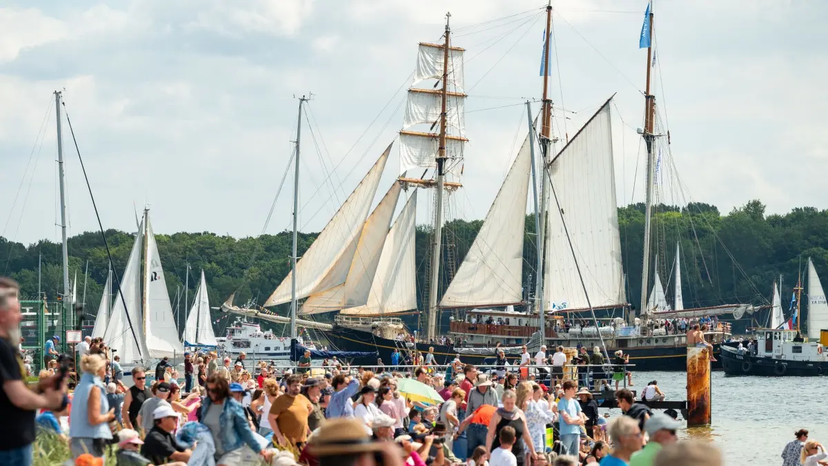 Kieler Woche 2024: ARCHIV - 29.06.2024, Schleswig-Holstein, Kiel: Zahlreiche große und kleine Segelschiffe fahren während der Windjammerparade auf der Kieler Förde. (zu dpa: «Mehr Nahverkehr zur Kieler Woche») Foto: Jonas Walzberg/dpa +++ dpa-Bildfunk +++