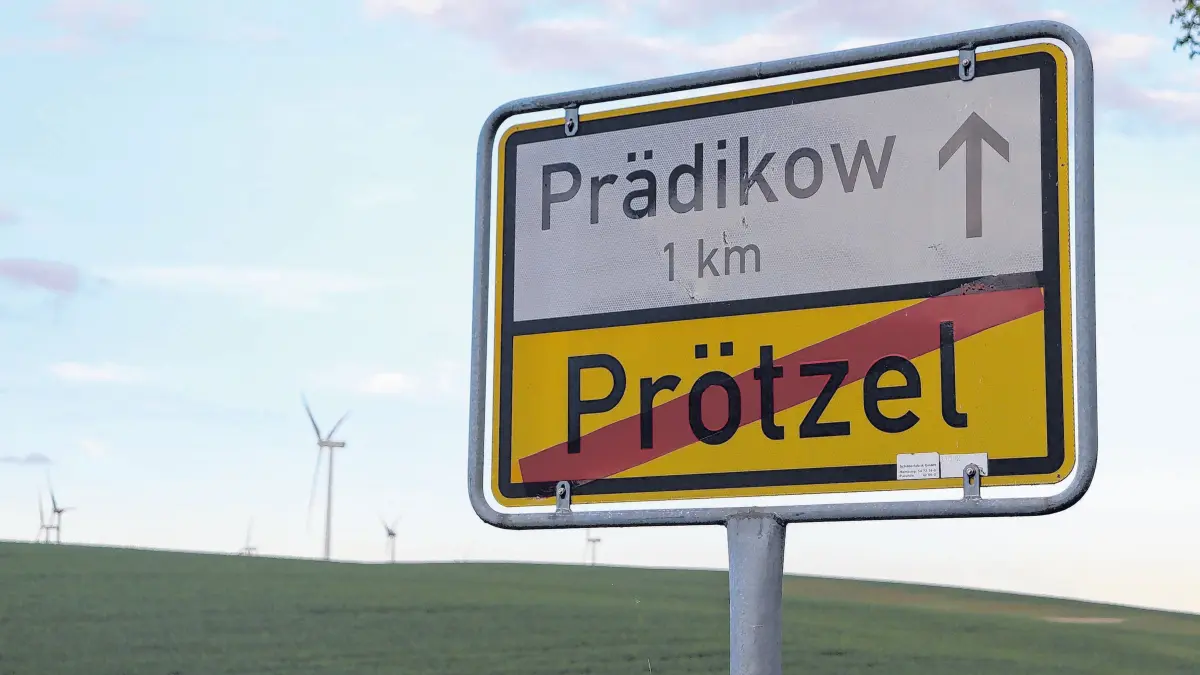 Ortsschild: In ganz Prötzel gibt es einen Zweikampf um den Bürgermeister, in Prädikow ringen sogar drei Kandidaten um das Ortsvorsteher-Mandat - wer tritt an?