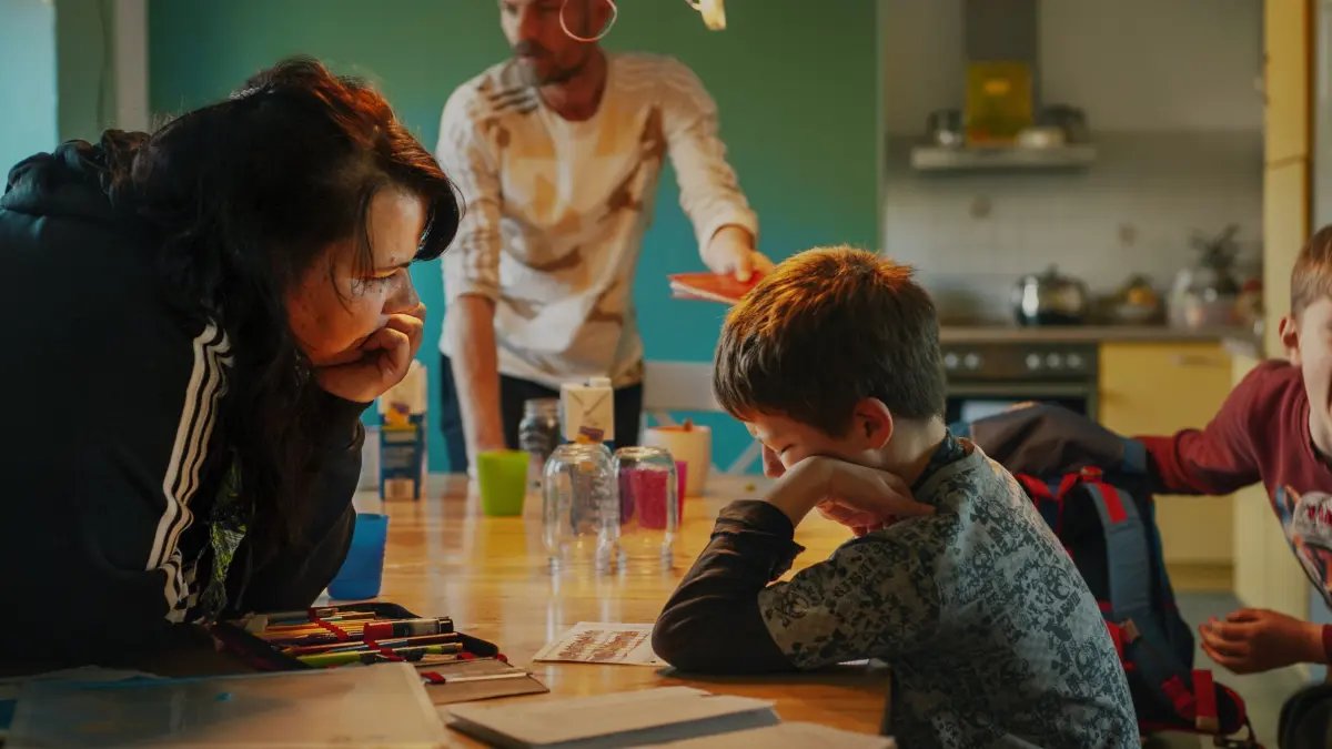 Der ganz normale Alltag unter nicht ganz normalen Umständen: Hausaufgabenzeit in der Wohngruppe. Die erwachsenen Betreuenden arbeiten im Schichtdienst, für die fünf dort lebenden Kinder versuchen sie dennoch, die Geborgenheit einer echten Familie herzustellen.
