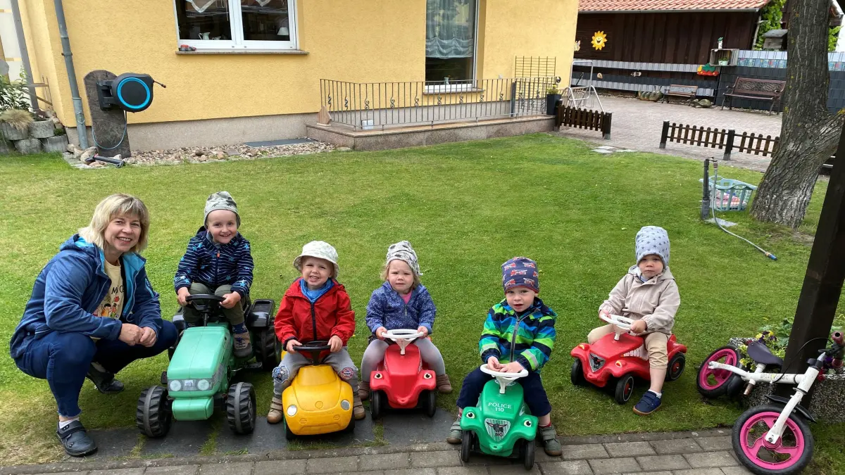Seit 20 Jahren Tagesmutti: Maren Schönherr mit den fünf von ihr betreuten Kindern in ihrem Garten am Haus
