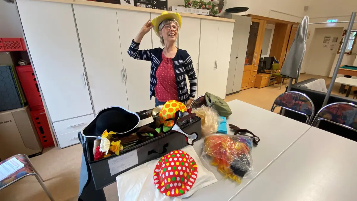 Verkleiden erlaubt: Katrin Balk, Vorsitzende des Vereins Schöner leben in Küstrin-Kietz präsentiert eine kleine Auswahl von Hüten, mit denen sich Kinder beim Mittsommernachtsfest fotografieren lassen können.