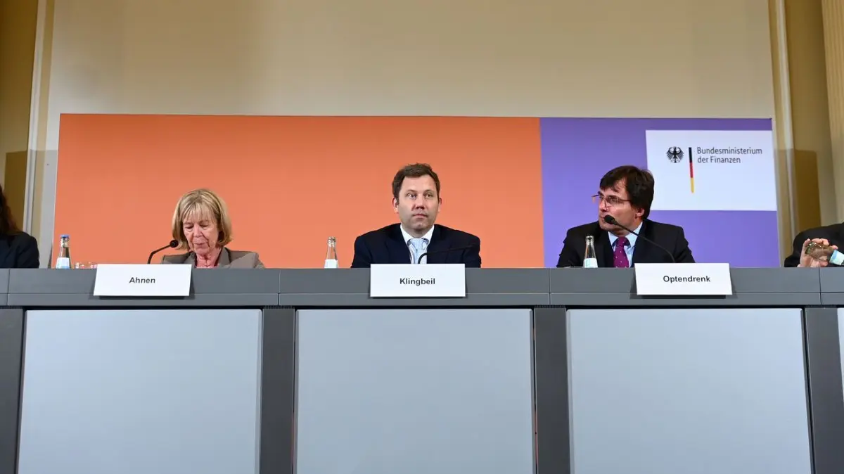 Pressekonferenz zur Sitzung des Stabilitätsrats: 12.06.2025, Berlin: Alma Laiadhi (l-r), Leiterin des Referats Presse, Doris Ahnen (SPD), Finanzministerin von Rheinland-Pfalz, Lars Klingbeil (SPD), Bundesminister der Finanzen, Vizekanzler und SPD-Bundesvorsitzender, Marcus Optendrenk (CDU), Finanzminister von Nordrhein-Westfalen und Thiess Büttner, Beirat des Stabilitätsrats, nehmen an einer Pressekonferenz zur Sitzung des Stabilitätsrats teil. Foto: Katharina Kausche/dpa +++ dpa-Bildfunk +++