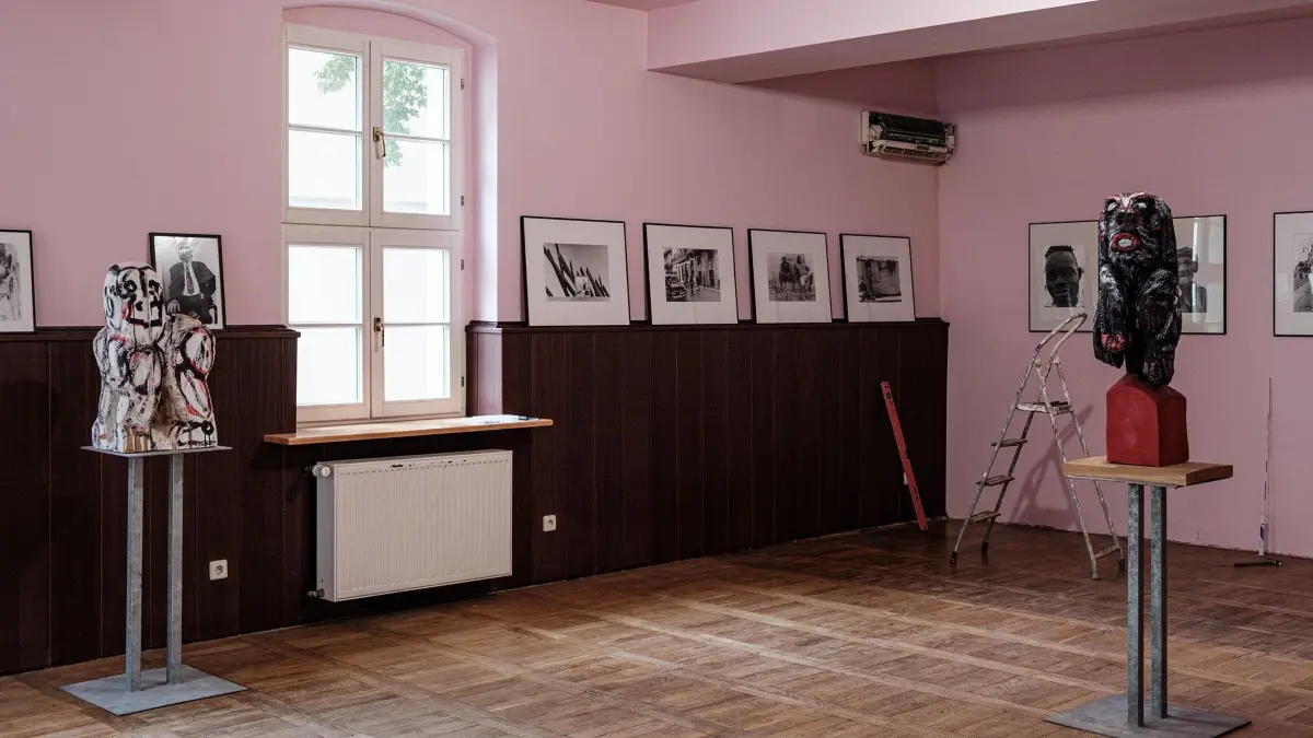 Eröffnung: Die Grenzland-Fotografen eröffnen am 13. Juni 2025 um 18 Uhr eine Ausstellung im leerstehenden Kurtheater in Bad Freienwalde. Hier, im Nebenraum der Gaststätte, sind Fotos von Jörg Hannemann zu sehen, die Straßenszenen aus Kuba zeigen sowie Skulpturen.