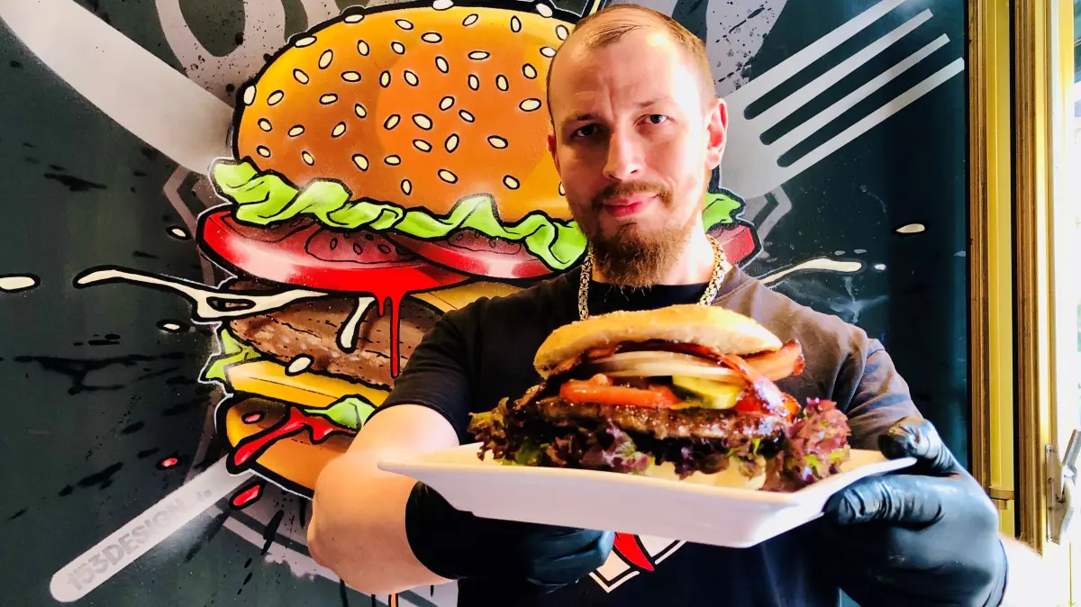Jakob Kunz mit Burger in der Extrawurst in Fürstenwalde
