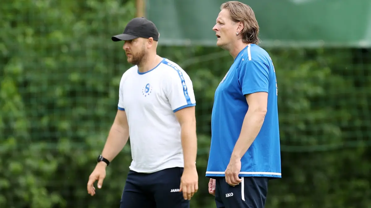 LL Nachholspiel: FC Concordia Buckow/Waldsieversdorf - BSG Stahl Brandenburg 1:4: Waldsieversdorf, 07.06.2025, LL Nachholspiel: FC Concordia Buckow/Waldsieversdorf - BSG Stahl Brandenburg 1:4, BSG-Stahl-Trainer Alexander Tarnow und Danny Gerlich (rechts)
