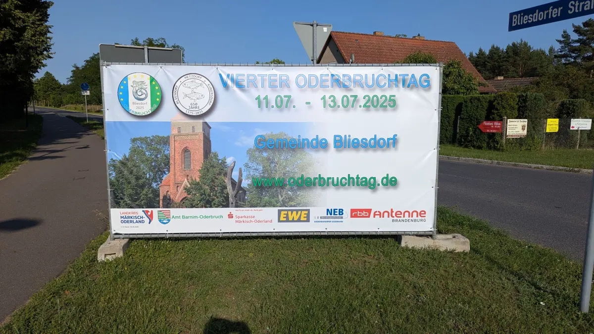 Kaum zu übersehen: Im Bliesdorfer Ortsteil Vevais wird bereits für das Festwochenende geworben.