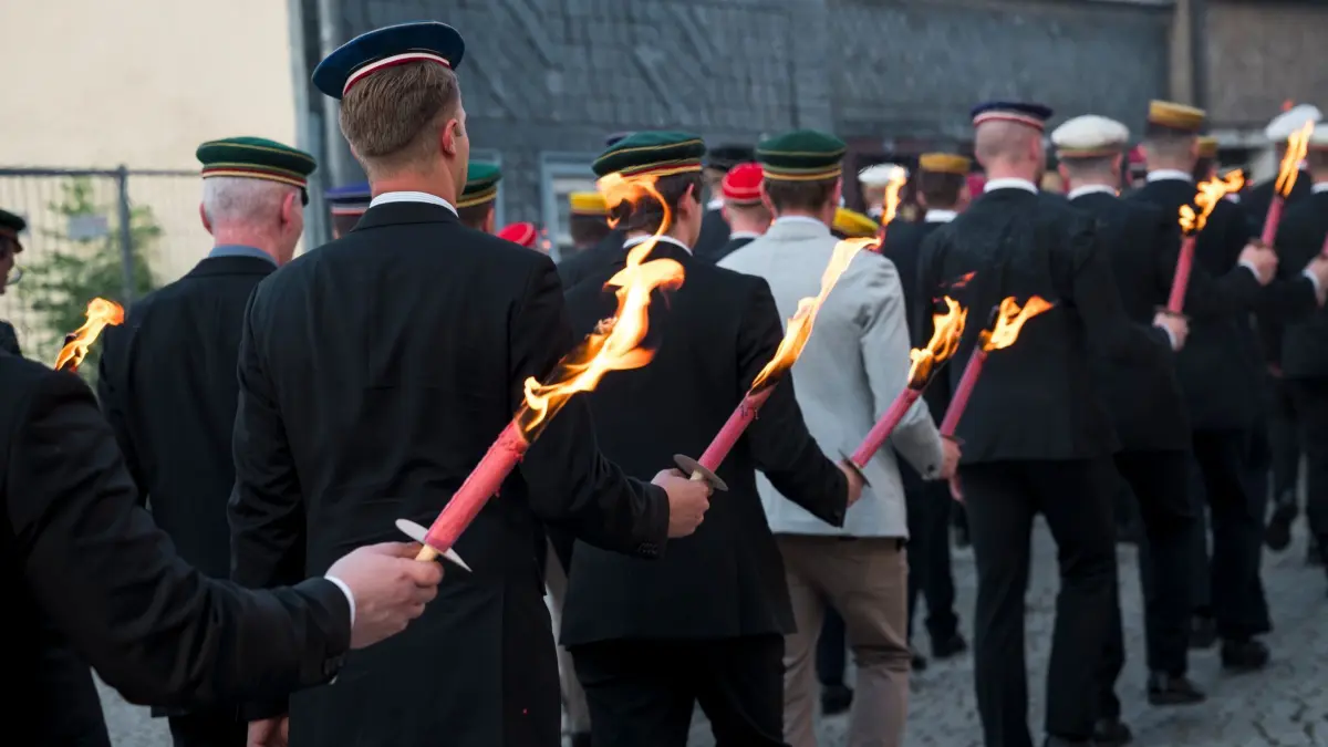 Fackelumzug der Deutschen Burschenschaft: 13.06.2025, Thüringen, Eisenach: Die Mitglieder verschiedener Burschenschaften marschieren mit brennenden Fackeln in den Händen durch die Straßen. Während des Burschentags ziehen Mitglieder der Deutschen Burschenschaft beim Fackelzug durch die Innenstadt zum Burschenschaftsdenkmal. Foto: -/dpa +++ dpa-Bildfunk +++