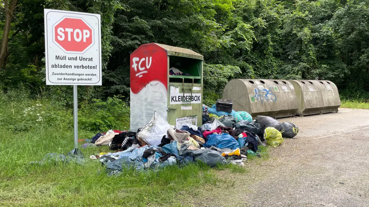 Die Situation mit den Altkleidercontainern hat sich seit Jahresbeginn verschärft. Neben dem Container abgestellte Kleidersäcke sind dennoch illegal entsorgter Müll.