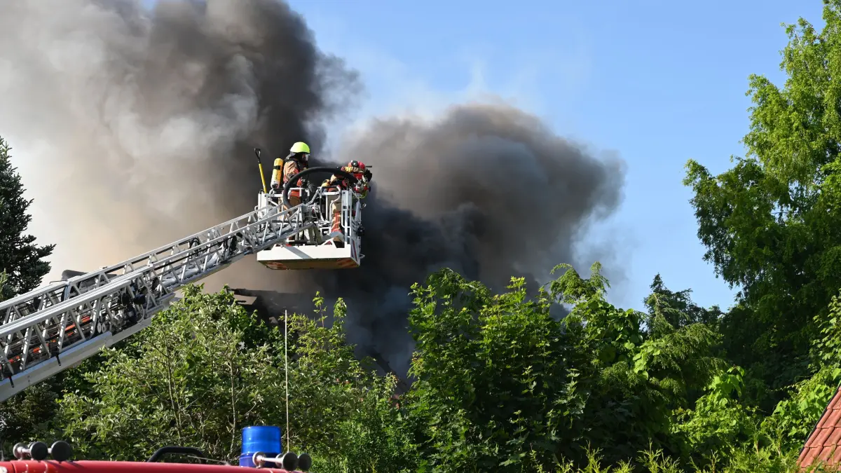 Kampf mit den Flammen: Bei einem Großbrand in Alt Golm nahe Fürstenwalde brannte der Dachstuhl eines Wohnhauses aus.