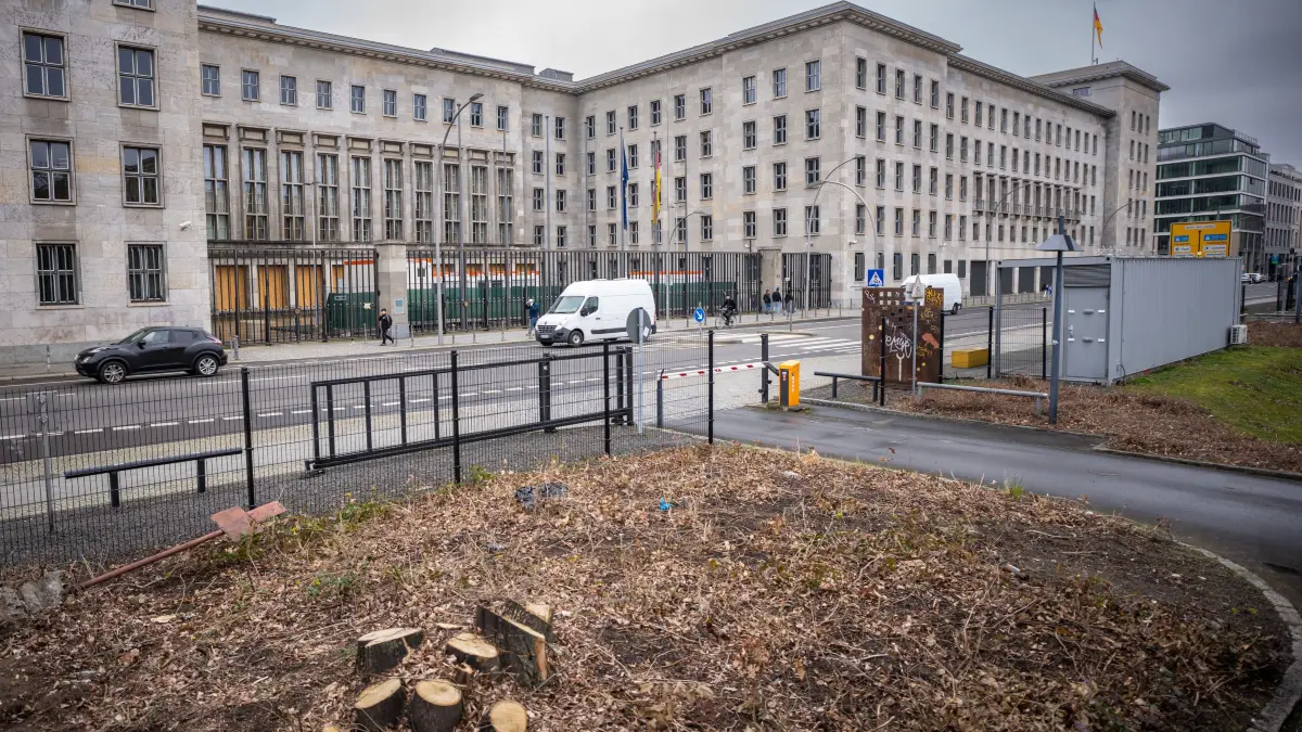 Auf der Freifläche gegenüber des Bundesfinanzministeriums sollte ein Erweiterungsbau entstehen. Der wurde von Ex-Minister Christian Lindner (FDP) gestoppt. Doch gebaut werden soll jetzt trotzdem.