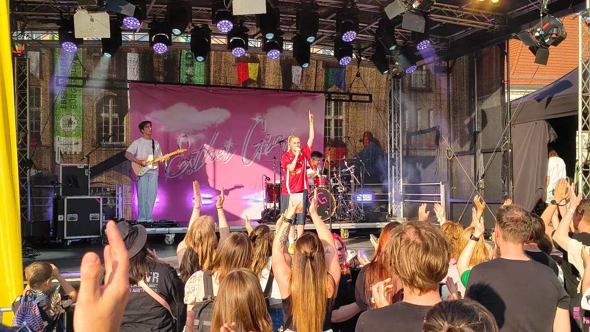 Die Sängerin Esther Graf und ihre Musiker auf der Bühne am Marktplatz von Eberswalde. Das Eberswalder Publikum konnte die gebürtige Österreicherin begeistern.