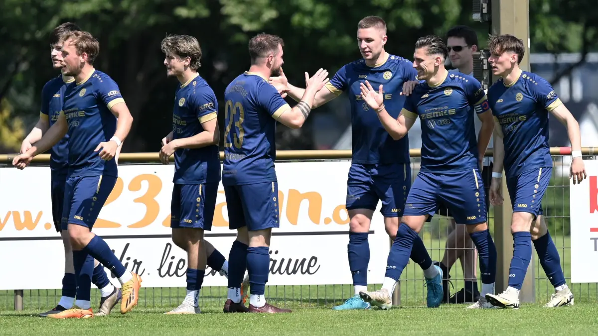 Fussball : Oranienburg ORAFOL - Arena, Fussball Brandenburgliga Punktspiel, Oranienburger FC - Union Klosterfelde, SF Philip Einsiedel 2.v.r. macht die Oberliga in HZ 1 durch seine zwei Tore klar
FOTO BENK 14.06.2025