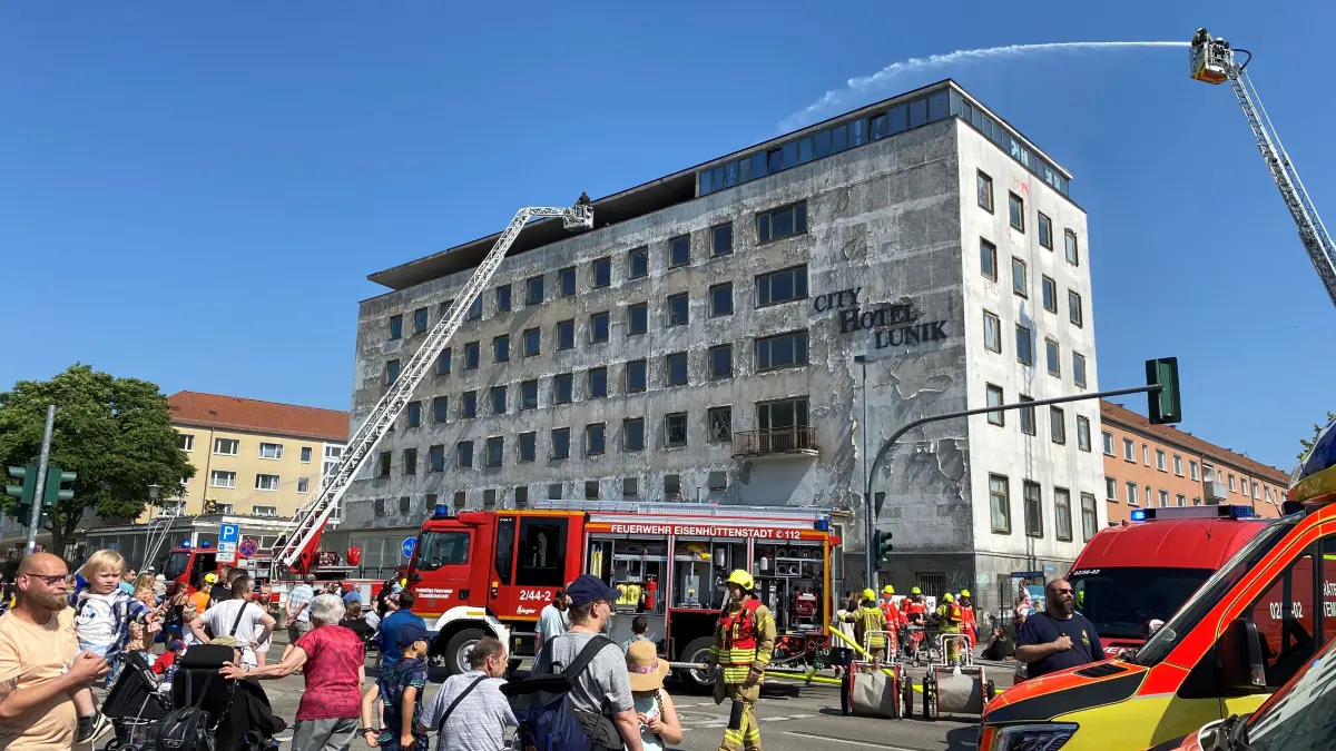 Großeinsatz am ehemaligen Hotel Lunik in Eisenhüttenstadt: Hunderte Schaulustige kamen.